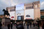 Digitaler Ströer-Screen mit Riesenpostern am Hannoveraner Hauptbahnhof