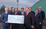 Abschiedsspende für die Turmspitze: Jean-Francois Decaux und Daniel Wall überreichen Hans Wall den Scheck Abschiedsspende für die Turmspitze: Jean-Francois Decaux und Daniel Wall überreichen Hans Wall den Scheck