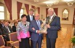 Katharina Stiller, Laudator Prof. Dr. Nikolaus Risch, Karl-Heinz Stiller und der Paderborner Bürgermeister Heinz Paus, der ihm die Glasstele "Himmel über Paderborn" überreicht (Foto: Stadt Paderborn)