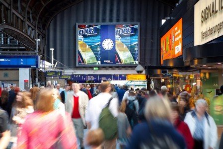 Ströer OC Videowalls ergänzen Stelen Ströer OC Videowalls ergänzen Stelen