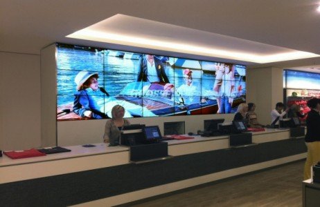 Mit Videowall an der Kasse: Wöhrl-Filiale in Ingolstadt (Foto: Seen Media) Mit Videowall an der Kasse: Wöhrl-Filiale in Ingolstadt (Foto: Seen Media)