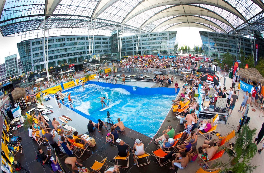 Flughafenwerbung reitet die Welle - Surf & Style 2012
