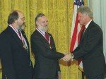 Ken Thompson (links) und der 2011 verstorbene Dennis Ritchie erhalten die National Medal of Technology vom damaligen US-Präsienten Bill Clinton (rechts) (Foto: Alcatel-Lucent)