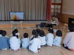 Japanische Kinder zu Besuch in der Mie Plant vor einem AQUOS-Display (Foto: Sharp)
