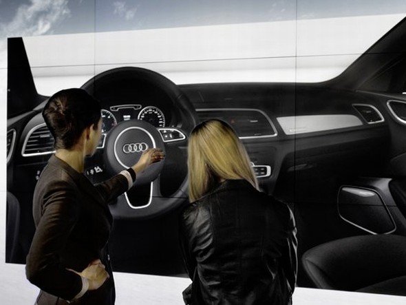Präsentationsflächen des Showrooms können per App bespielt werden (Foto: Audi)