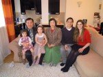 Das Ehepaar Byun mit Familie - die beiden Enkelinnen lernen auch koreanisch (Foto: Herlinde Koelbl)
