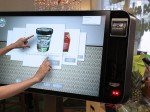 Mit dem Touchscreen im Ladenlokal setzt das Unternehmen auf einen Hingucker (Foto: people interactive)