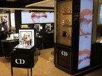 Parfümabteilung: Lippenstifte der Luxusmarke werden visualisiert (Foto BrightSign)