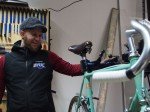 Sport Denk Alex in der Werkstatt mit Bianchi Rennrad