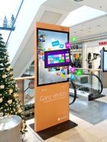 Auch in Shopping Malls ist die Windows 8 -Kampagne zu sehen ( Foto: Initiative Airport Media)