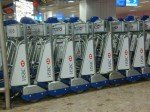 Gepäckwagen mit Werbeflächen am Flughafen Genf (Foto: APG|SGA)