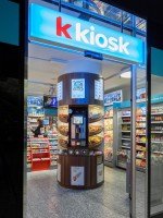 "k kiosk" HBF Bern: Eingangsbereich von außen (Foto: Valora Group)