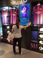 FCBotiga in Barcelona: Kundin am Digital Locker (Foto: AOPEN)