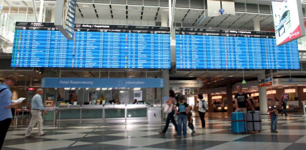 Breitwand aus 72 Displays: neue FIDS Video Wall am Airport München (Foto: Inonet)