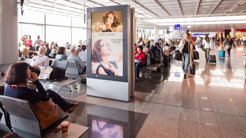 Airport Frankfurt: ESTEE LAUDER wirbt auf digitalen Screens (Foto: Media Frankfurt)