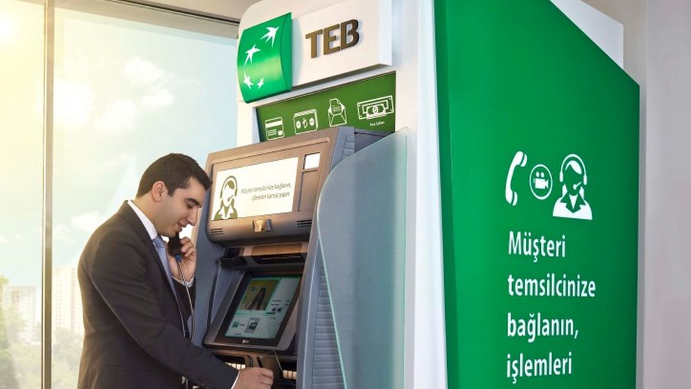 Kunde am Video-ATM der Turkish Economy Bank (Foto: NCR)