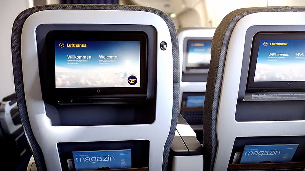 Lufthansa Premium Class - Sitzreihe mit 12" Touchscreens (Screenshot: invidis.de)