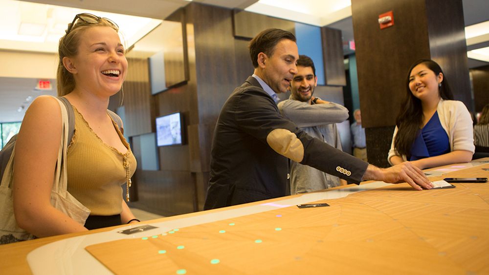 Six Degrees-App am interaktiven Tisch im Marriott-Hotel in Boston (Foto: Marriott)