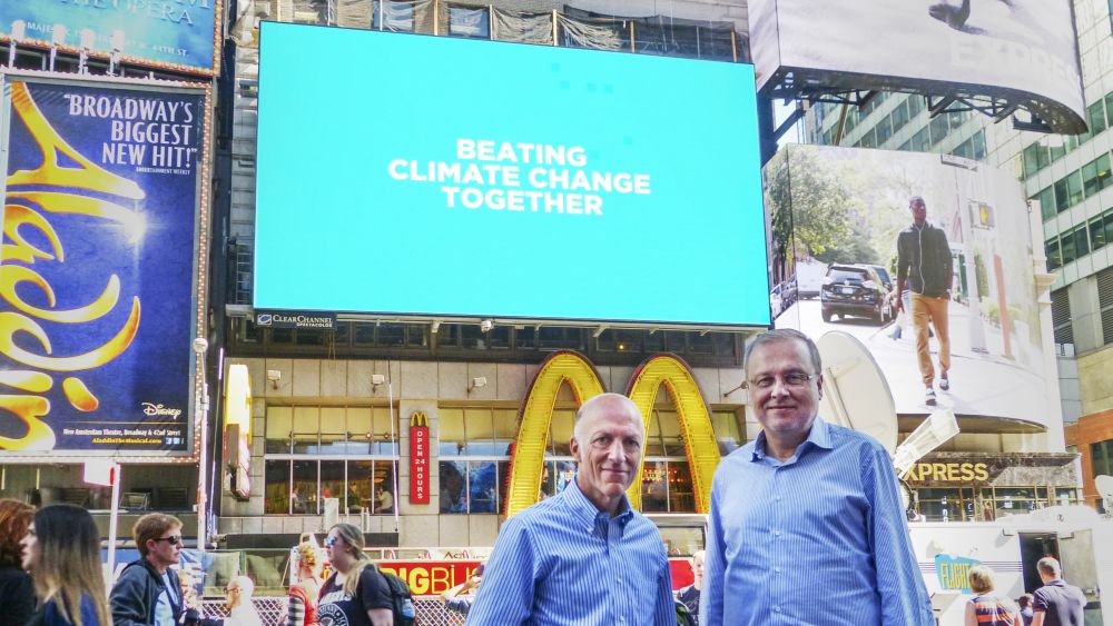 William Eccleshare und Manel Sanromà vor Kampagnenmotiv am Times Square (Foto: Clear Channel Outdoor)