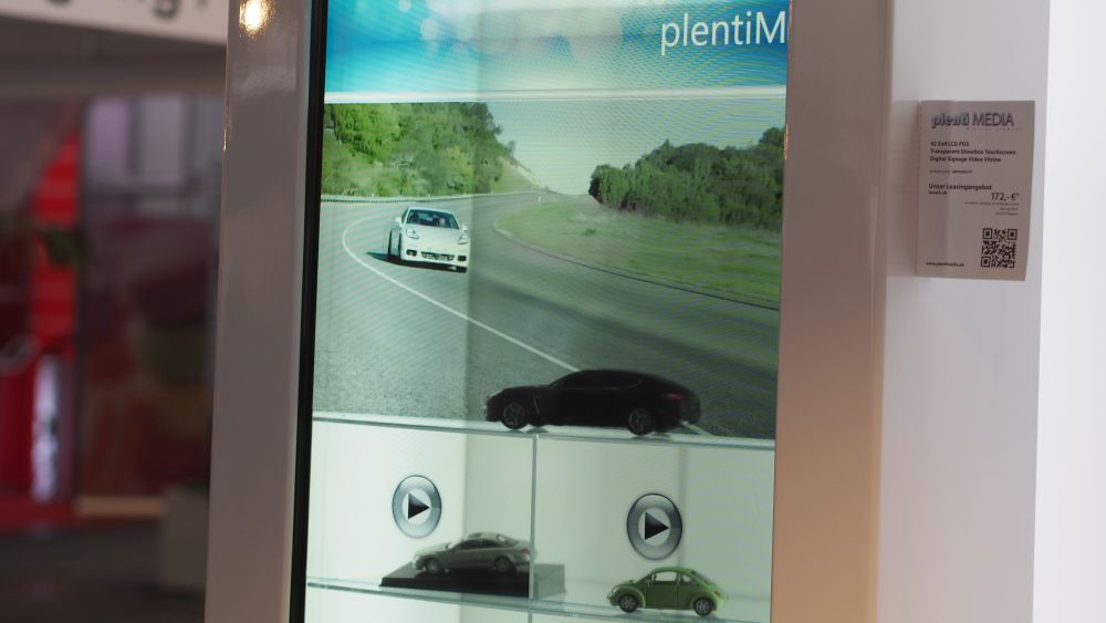 Transparenter und interaktiver Display-Schaukasten Plenit Media (Foto: invidis.de)