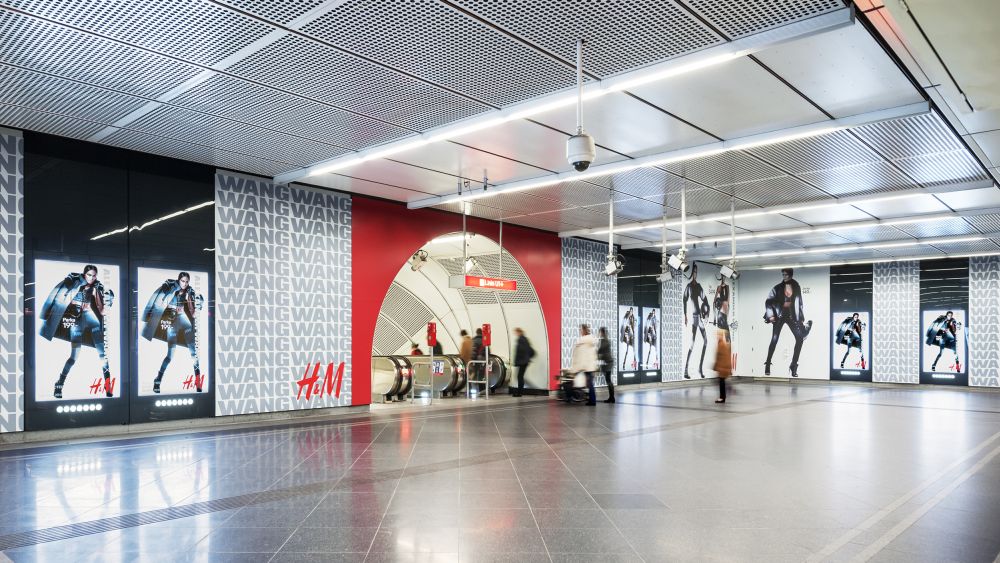 Der U-Bahnhof Stephansplatz ist ganz in H&M gewandet (Foto: Gewista)
