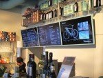 Digital Menu Boards in einem schwedischen Bianchi Café and Cycles (Foto: Zeta Display)