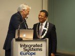 ISE 2015: RAI CEO Hans Bakker (l.) ernennt Messechef Mike Blackman (r.) zum Bürgermeister (Foto: invidis)
