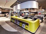 Self Service Kioske (hinten links) und Interieur bei McDonald's im walisischen Llanelli im Jahr 2013 (Foto: McDonald's)