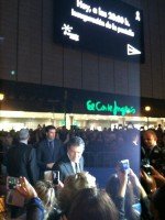 Antonio Banderas bei der Einweihung des LED Boards (Foto: Daktronics)