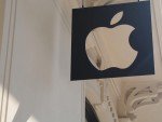 Dezentes Logo am Apple Store Bologna in der Via Francesco Rizzoli (Foto: invidis)