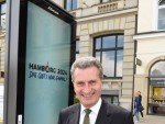 Der Kommissar und der Screen: Oettinger vor einem der neuen Displays  (Foto: JCDecaux)