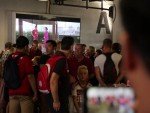 Multi Screen ist Alltag - Video Wall und Nutzer mit Smartphone in derAllianz Arena (Screenshot: invidis)