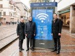 Patrick Möller, Leiter Städtemarketing Wall AG, Dieter Salomon, OB der Stadt Freiburg und Christoph Wufka, Regionalmanager Süd JCDecaux Deutschland, starteten offiziell das bluespot Free WiFi mit 17 Hotspots in Freiburg (Foto: Wall AG)