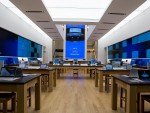 Microsft Flagship an der 5th Avenue - im Hintergrund die Video Wall über zwei Stockwerke (Foto: Microsoft)