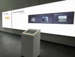Auf dem Touch Terminal können Inhalte für die 3er Video Wall ausgesucht werden (Foto: komma,tec redaction)