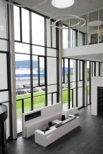 Empfang mit 2er Video Wall (Foto: komma,tec redaction)