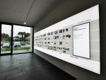 Leuchtposter und Hochkant Screens sind geschickt integriert (Foto: komma,tec redaction)