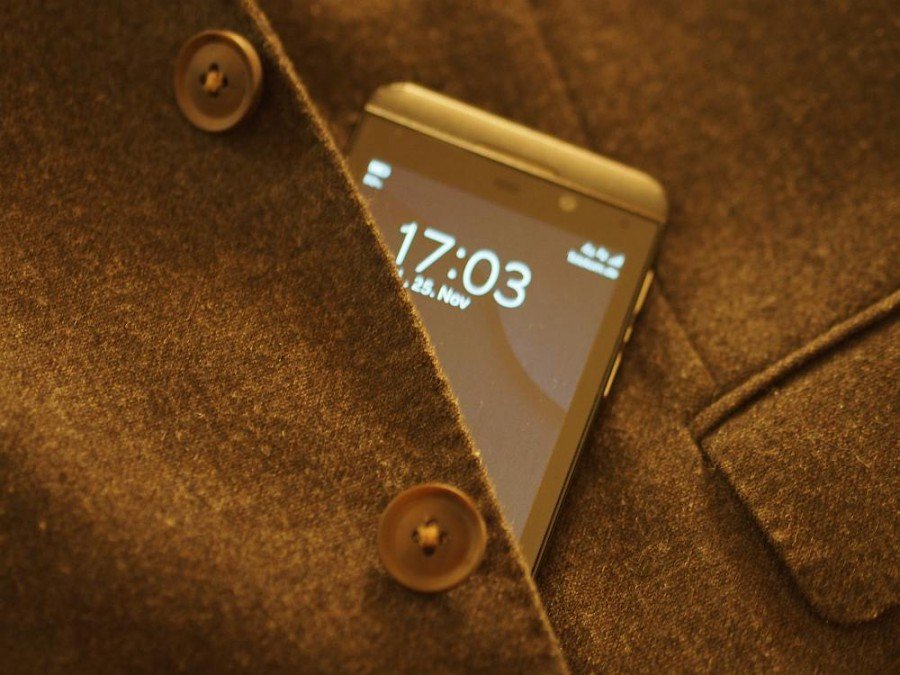 Omnichannel Offensive beim Mode-Riesen - Boss Jackett und Mobile Device (Foto: invidis)