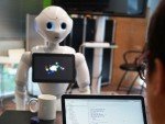 Mehr als Kindchen-Schema und blinkende Augen - Roboter Pepper nutzt eine mächtige Plattform (Foto: MasterCard)
