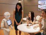 Pepper und Kunden - wie viel Trinkgeld ist eigentlich angemessen für einen Roboter? (Foto: MasterCard)