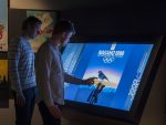 Besucher des Museums informieren sich an einem Multitouch Screen (Foto: Camilla Damgård / Norges Olympiske Museum)