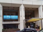 Haupteingang des Grand Hyatt mit der neuen Video Wall (Foto: BrightSign LLC)