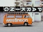 Vergangenheit - Westineon Bulli transportiert analogen Werbeträger (Foto: Westiform)