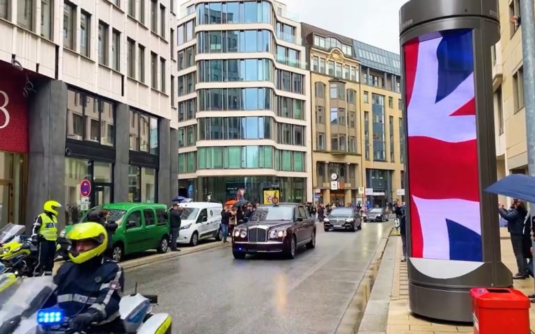 Königsbesuch DooH Beflaggung für King Charles invidis