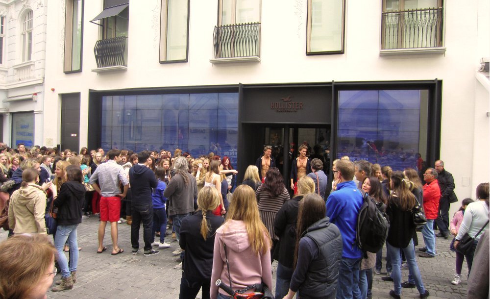 Hollister Models stellen Videowall in den Schatten