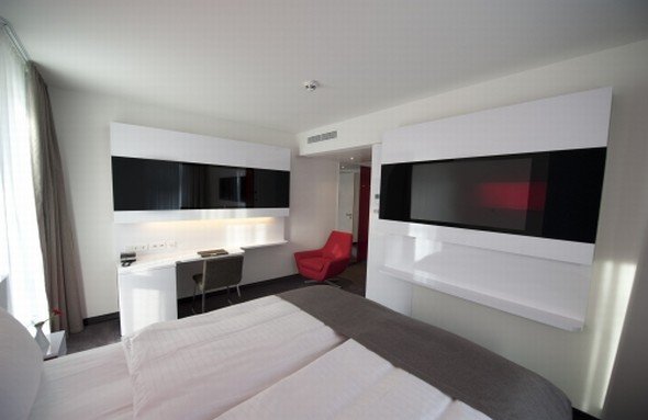 Mit je zwei Displays ausgestattet: Zimmer im Dormero an der Frankfurter Messe (Foto: Macnetix)