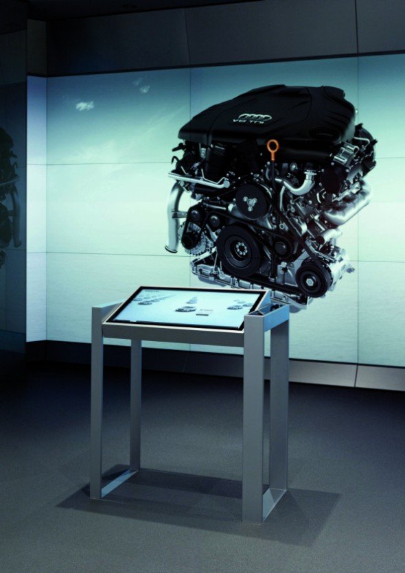 Mit Displays, Leinwänden und digitalen Tischen kann auch die Technik der Fahrzeuge ansprechender und exakter erklärt werden(Foto: Audi)