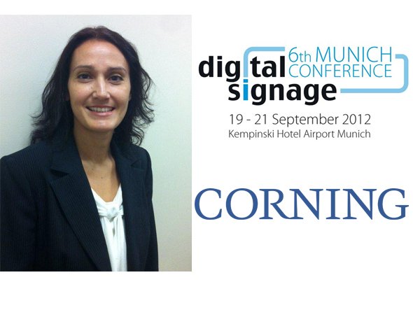 Tara Dowdell, Product Line Manager beim Spezialglas-Hersteller Corning, spricht auf der Digital Signage Conference Munich