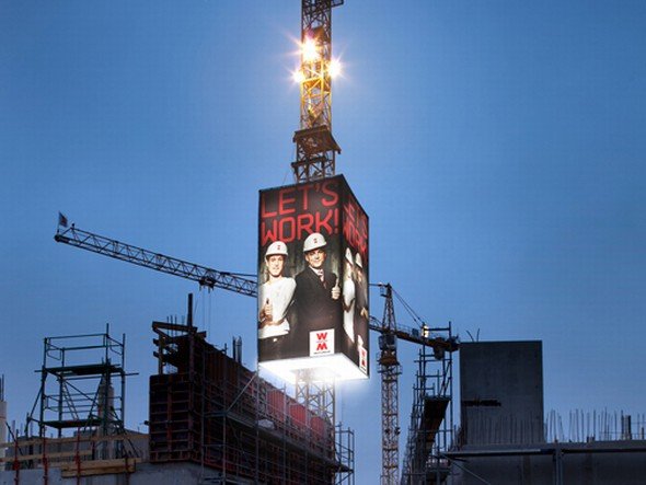 Geworben wird oben: Wolff & Müller macht jetzt auch Werbung via LED (Foto: Wolff & Müller)