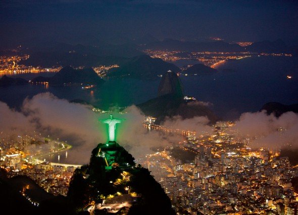 Grüner Jesus am Zuckerhut: Das Monumento Cristo Redentor in Rio de Janeiro wird durch 300 LED-Projektoren der Siemens-Tochter Osram in grün beleucht. (Foto: Siemens AG)